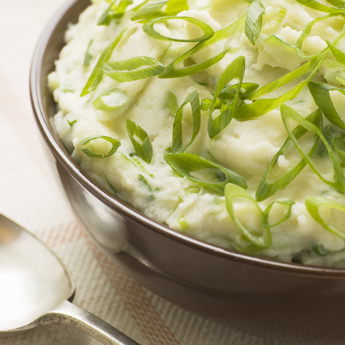 Evergreen onions on mashed potatoes 